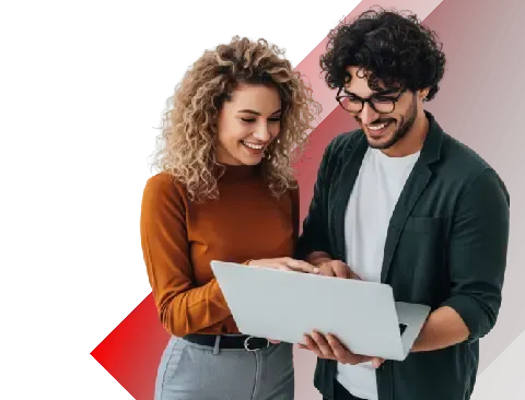 Osoby z firmy wykonawczej sprawdzają na laptopie szkolenia w BIMs PLUS