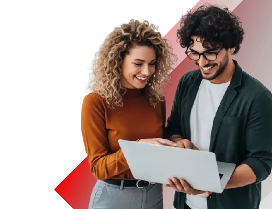 Pracownicy firmy instalacyjnej sprawdzają w laptopie szkolenia w BIMs PLUS